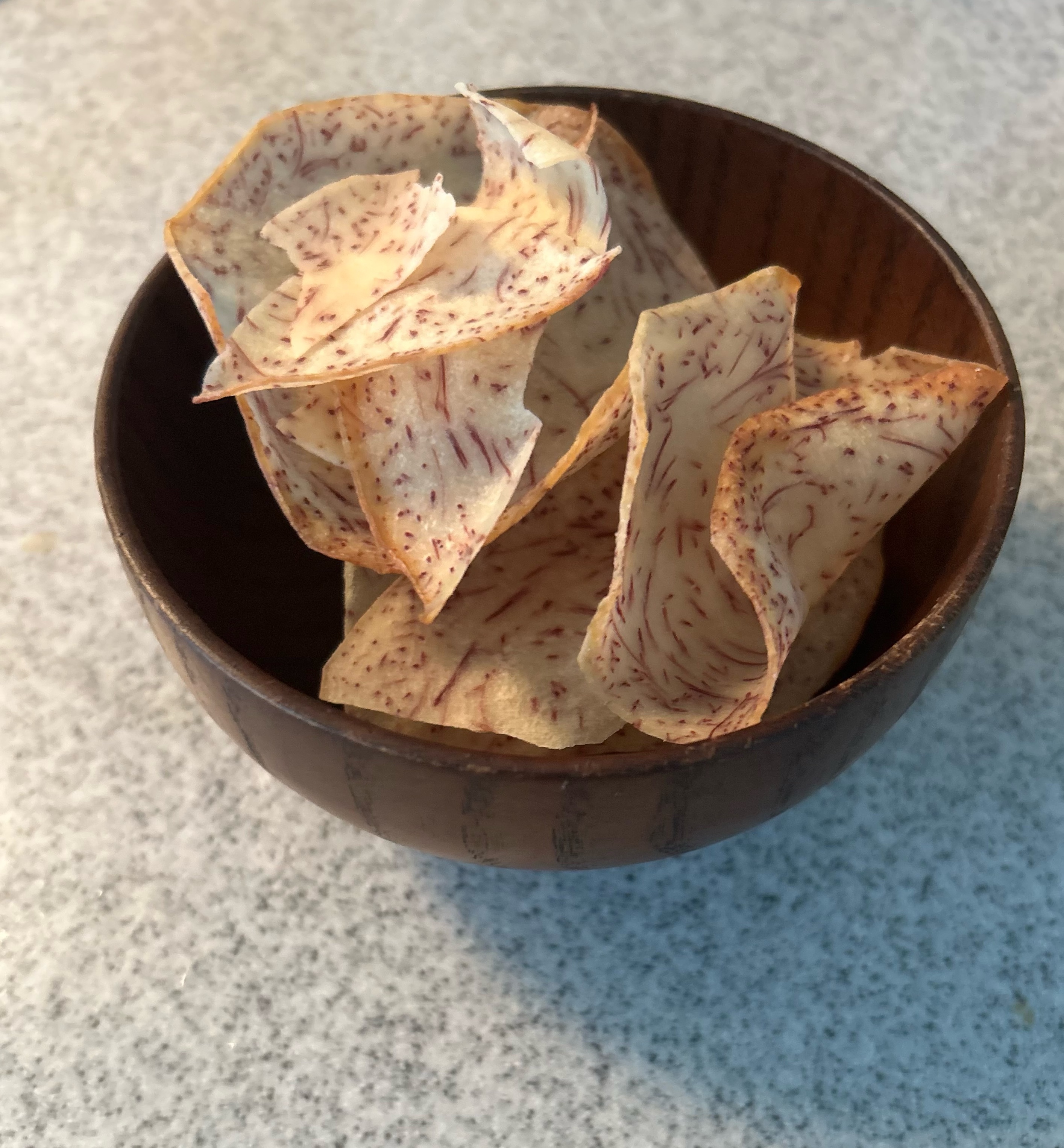 Plato con Taro chips
